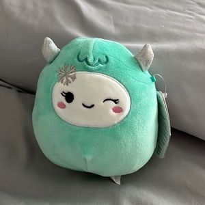 Yollie squishmallow NWT